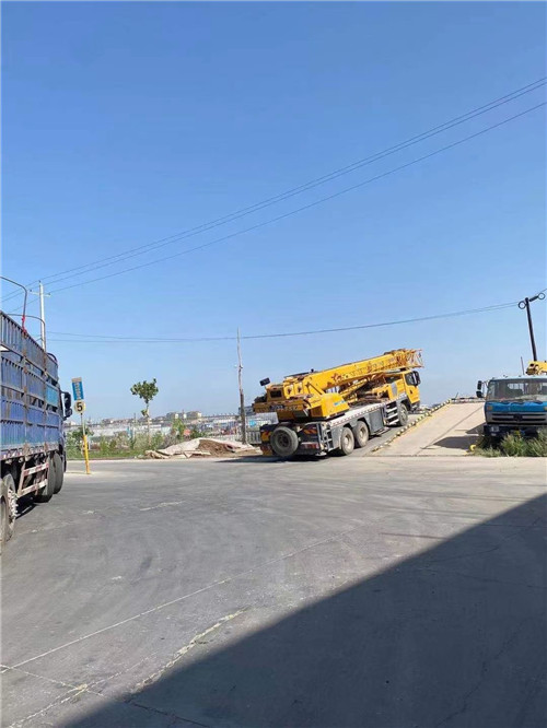 杜尔伯特25吨吊车的租赁价格大概是多少？